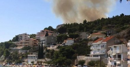 IZBIO POŽAR, UKLJUČILI SE KANADERI: Prijeti BURA, PLANULA ŠUMA, na terenu i lokalne vatrogasne snage!