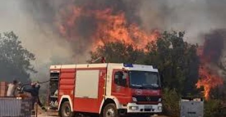 POMOĆ STIŽE SA SVIH STRANA U Hrvatskoj bukte požari: Vatrogasaci i  kanaderi gase vatru