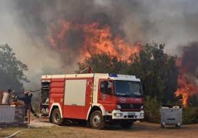 POMOĆ STIŽE SA SVIH STRANA U Hrvatskoj bukte požari: Vatrogasaci i  kanaderi gase vatru