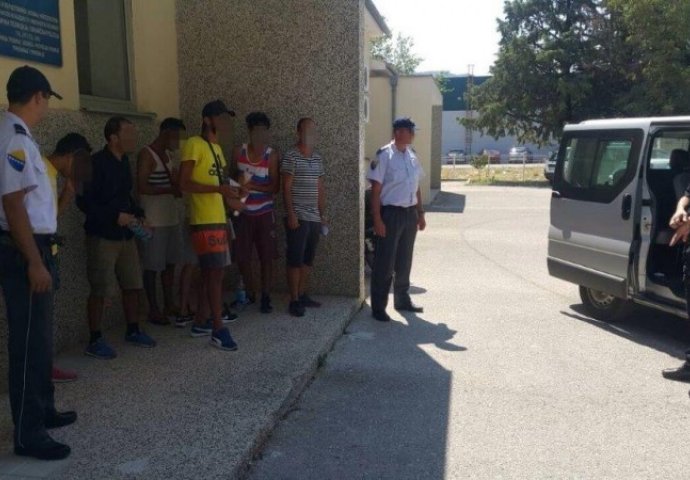 Migranti i dalje na Drini, nakon što budu spašeni vratit će ih u Srbiju