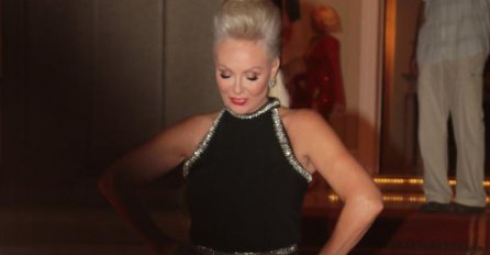 PROCURILA SLIKA, SVI GLEDAJU U NEVJERICI: Brena se skinula u kupaći, a njene noge zapravo ovako izgledaju 