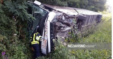 Jedna osoba poginula u prevrtanju autobusa kod Banje Luke