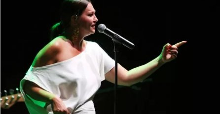 "KAKVA JE OVO KATASTROFA": Nina Badrić u bijeloj haljini pokazala i ono što nije htjela, sve je PROVIRILO 