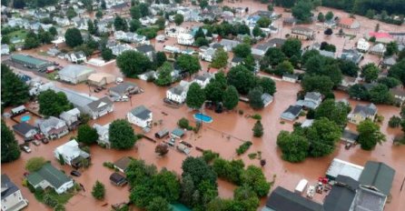 VODA POTOPILA KUĆE I PUTEVE, ČAMCIMA I HELIKOPTERIMA SPAŠAVAJU LJUDE SA KROVOVA: Pogledajte apokaliptične prizore (FOTO)