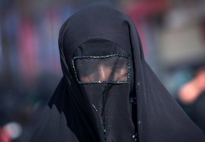 ANKETA: Smetaju li vam žene u burkama na ulici? 