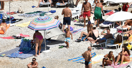 MOREM PLIVAJU FEKALIJE: Na popularnoj hrvatskoj plaži zabranjeno kupanje 