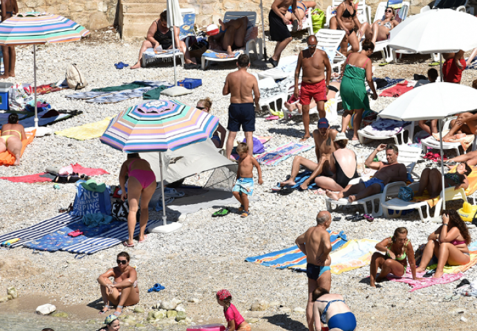 MOREM PLIVAJU FEKALIJE: Na popularnoj hrvatskoj plaži zabranjeno kupanje 