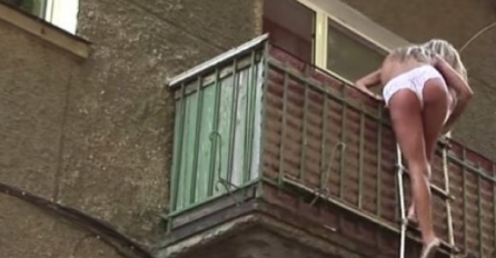 ZATEKLA LJUBAVNICU SA MUŽEM: Samo u gaćicama bježala preko terase od razjarene žene svog ljubavnika (VIDEO)