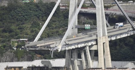 ISPLIVALE FOTOGRAFIJE MOSTA DAN PRIJE RUŠENJA, OVO JE NEVJEROVATNO: Pogledajte šta se nalazi na stubu! (FOTO)