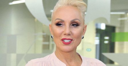 LEPA BRENA OTIŠLA NA PLAŽU I SKINULA SE U 58. GODINI: Kad su vidjeli njene noge, ljudi su zanijemili (FOTO)