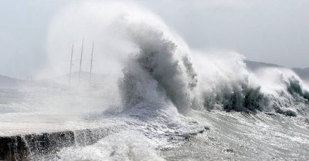 LJUDI ZOVU U POMOĆ NA MORU U HRVATSKOJ: Žestoka oluja lomi jarbole, prevrće čamce i jedrilice, spašavanje u toku (VIDEO)