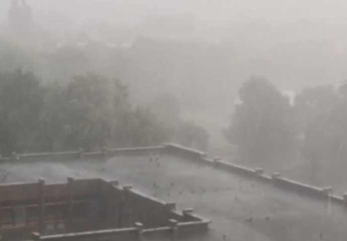 POTOP U SRBIJI: Nebo se spustilo, ulice pretvorene u RIJEKE, snažna oluja napravila HAOS!