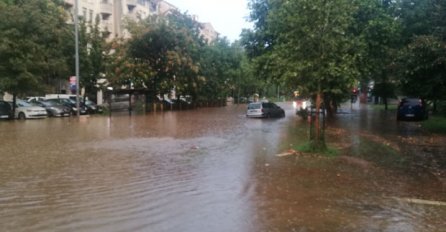 BUJICA NOSILA DIJELOVE ASFALTA, GRAĐANI ČULI VRISAK: Za pola sata desio se POTOP kakav se ne pamti, prizori sa ulica su sablasni 