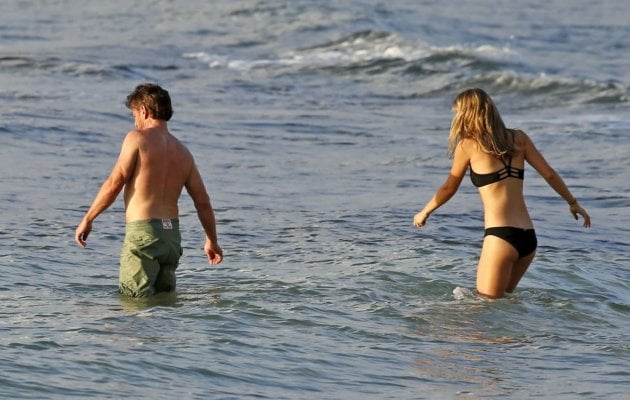 leila-george-and-sean-penn-on-vacation-in-hawaii-05