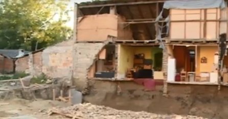UŽAS U NOVOM SADU, BJEŽALI GLAVOM BEZ OBZIRA DA IZVUKU ŽIVU GLAVU! Stanari su sjedili u stanovima kad su zidovi počeli da se ruše!