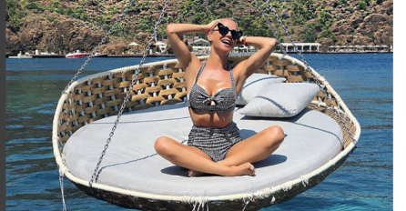 SVI SU IZNENAĐENI: Kada vidite zajedničku fotografiju pjevačice i njenog dečka iz bolnice, ostat ćete bez riječi