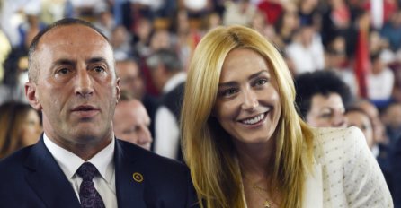 RAMUŠ HARADINAJ SA SUPRUGOM NA PLAŽI U KUPAĆIM KOSTIMIMA: Srbi pobjesnili kad su vidjeli šta ona nosi na sebi (FOTO)