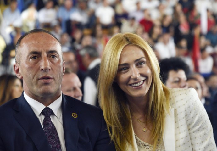 RAMUŠ HARADINAJ SA SUPRUGOM NA PLAŽI U KUPAĆIM KOSTIMIMA: Srbi pobjesnili kad su vidjeli šta ona nosi na sebi (FOTO)