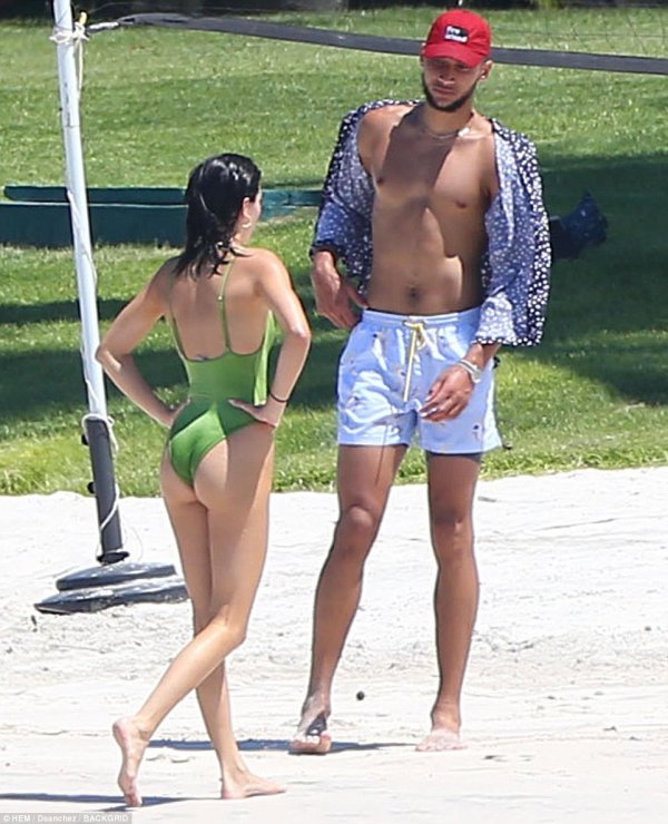 4f17a90300000578-6060217-along-for-the-ride-ben-simmons-was-with-the-model-during-the-vac-a-65-1534269604796