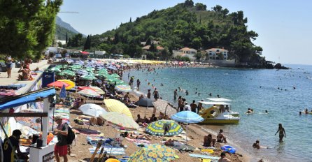 SRAMOTA NA JADRANU: Šetali su, a onda su vidjeli POSEBNU PONUDU ZA DJEVOJKE MLAĐE OD 27 GODINA (FOTO)