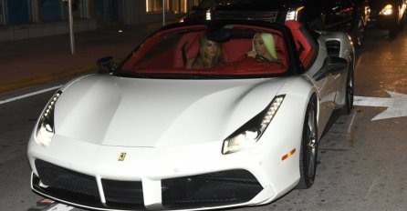 KIM KARDASHIAN SE NA VEČERU DOVEZLA U BIJELOJ MAŠINI: A kada su joj zumirali lice svi se pitaju ŠTA JOJ SE DESILO?!