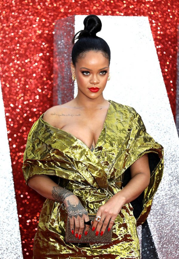 rihanna-wardrobe-malfunction-at-oceans-8-red-carpet-southcolors-4