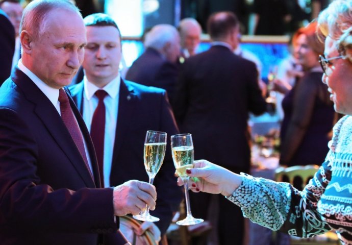 EVROPA GA JOŠ NIJE VIDJELA OVAKVOG: Putin sa pjevačima dolazi na svadbu, A EVO KO GA ČUVA, U SIGURNIM JE RUKAMA!