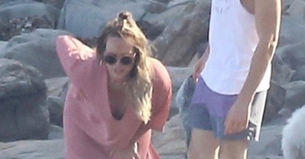 TRUDNA GLUMICA ŠETALA NA PLAŽI, PA POČELA DA SE PREVIJA: Iznenadni bol je oborio s nogu!(FOTO)