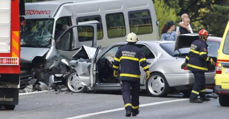 PRIZORI UŽASA: Frontalni sudar na Jadranskoj magistrali, unesrećene izvlačili vatrogasci