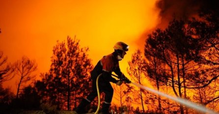 GORE KUĆE U HRVATSKOJ: Vatrogasci gase požar, širi se gust dim, vatra je zahvatila i staklenike