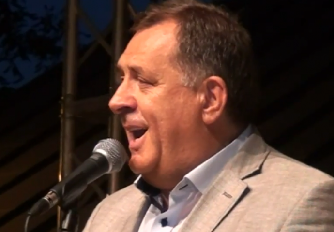 ZAPALIO ATMOSFERU "Ustaj, mala, veži kera": Pogledajte kako Dodik pjeva ispod šatora