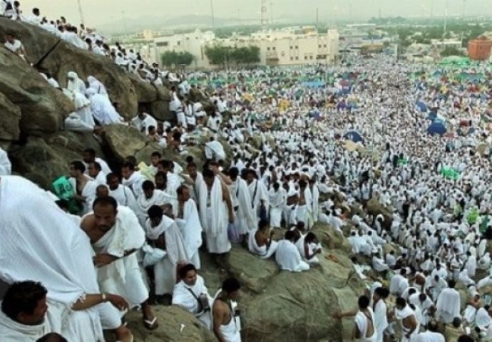 Milioni muslimana se okupili naplanini Arafat