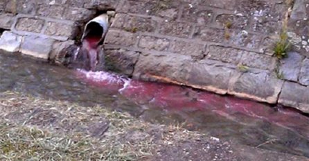 JEZIVA SCENA U CENTRU GRADA, LJUDI GLEDAJU ZAPREPAŠTENI: Rijeka pocrvenila, može biti jako OPASNO