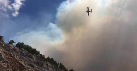 Airtractor gasi požar na granici sa BiH