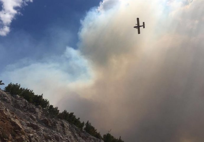 Airtractor gasi požar na granici sa BiH