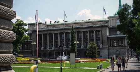 OPSADNO STANJE U BEOGRADU, EVAKUACIJA ISPRED PREDSJEDNIŠTVA: Sve blokirano, SPECIJALCI SKLANJAJU GRAĐANE! 