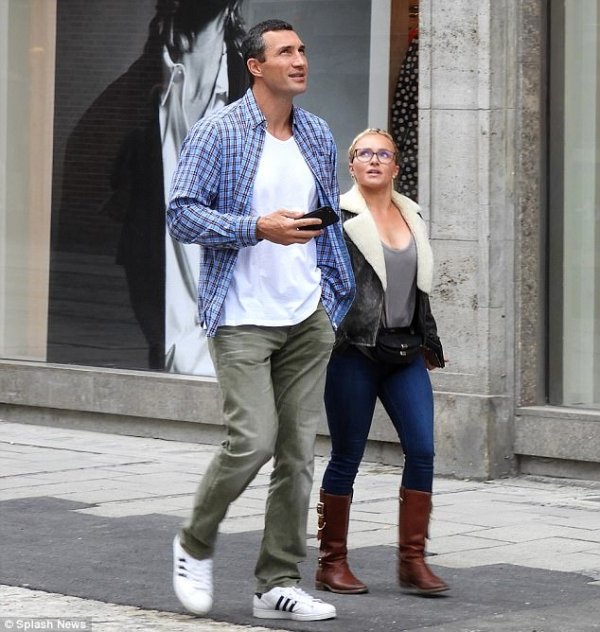 443c410900000578-4881488-a-walk-in-the-city-hayden-panettiere-28-was-spotted-spending-qua-m-127-1505333245222