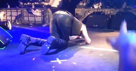 FANOVI NISU MOGLI VJEROVATI: Poznati pjevač se srušio na bini, koncert prekinut! (VIDEO)