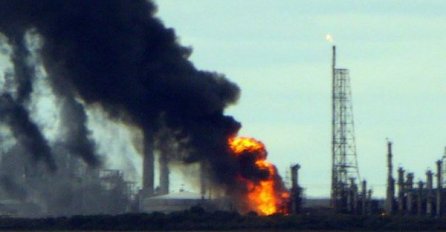 GORI BRITANSKA RAFINERIJA: Vatrogasci gase požar, crni dim obavio postrojenja, još nema izvještaja o stradalima (VIDEO)