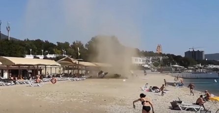 TORNADO NAPRAVIO HAOS NA PLAŽI: Prestravljeni turisti tražili djecu i bježali, ležaljke i suncobrani LETJELI NA SVE STRANE (VIDEO)