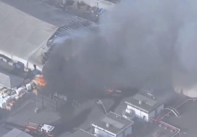 GORI TESLA, CRNI DIM PREKRIO SVE: Vatrogasci i policija jure ka požaru, POGLEDAJTE PRIZORE (FOTO)