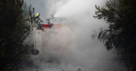 BJESNI JEDAN OD NAJVEĆIH  POŽARA IKAD, ČUJU SE SNAŽNE DETONACIJE:  Vatrogasci rizikuju živote, stanje alarmantno!