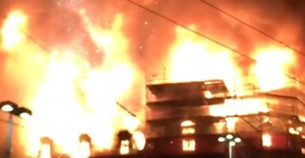 BJESNI POŽAR U BLIZINI ŽELJEZNIČKE STANICE: Plamen ogroman, dim kulja na sve strane! (VIDEO)
