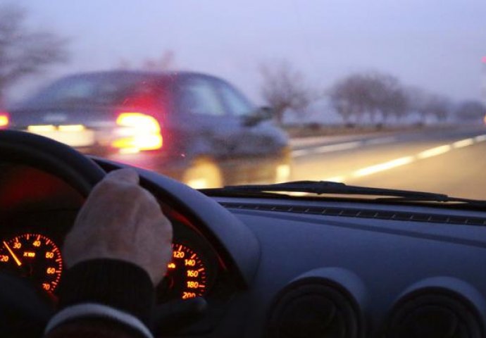 Vozio je auto i onda primijetio da ČUDNO RADI, kad je pogledao POD HAUBOM našao nešto što LEDI KRV U ŽILAMA