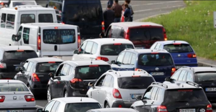 VELIKE GUŽVE NA CESTAMA, GRANIČNI PRIJELAZI ZAKRČENI VOZILIMA: Čeka se preko četiri sata
