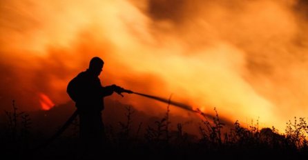 BIJESNI POŽAR U SRBIJI: Crni dim nad gradom, smrad se širi -  Pokušavaju vatru što prije ugasiti