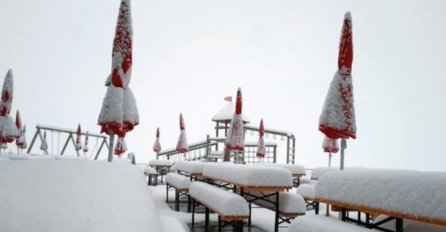USRED LJETA ZABIJELIO SNIJEG U AUSTRIJSKIM PLANINAMA: Ljudi iznenađeni čiste terase, nakon sniježnog vikenda, evo šta nas čeka sutra
