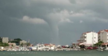 MJEŠTANI GLEDALI KAKO IM SE PRILIŽAVA DŽINOVSKA PIJAVICA: Nevrijeme prekrilo Dalmaciju! (VIDEO)