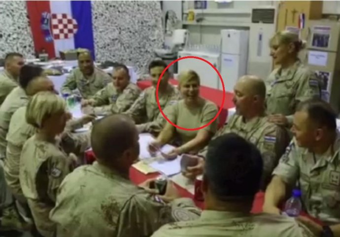 OVAKO IZGLEDA KOLINDA KAD JE PJESMA PONESE: Zapjevala sa hrvatskim vojnicima u Afganistanu! (VIDEO)