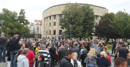 BANJA LUKA: Novinari okrenuli leđa policiji, izražavaju bunt zbog napada na kolegu Kovačevića